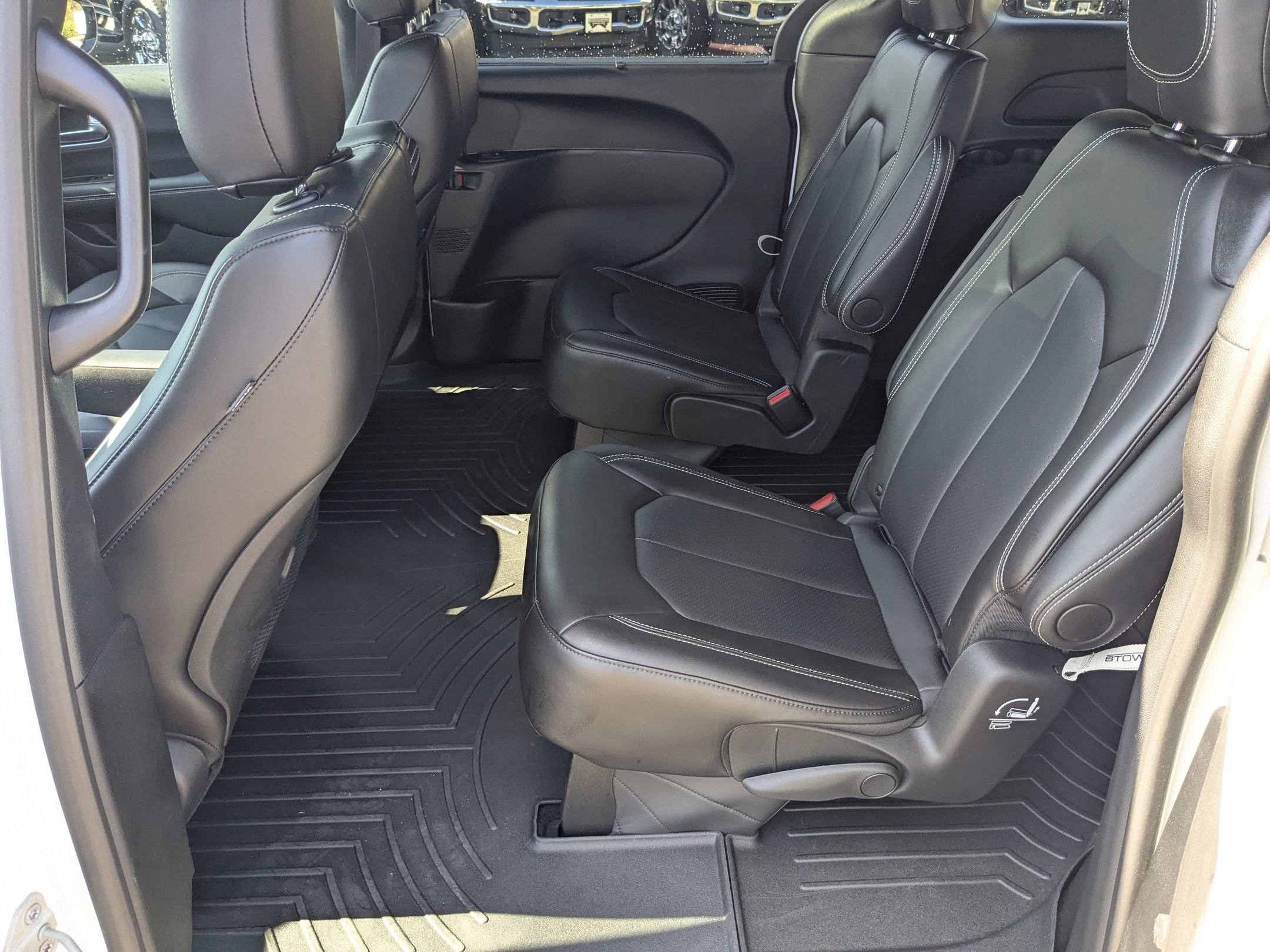 Used 2024 Chrysler Pacifica Touring-L w/ S Appearance Package image 32