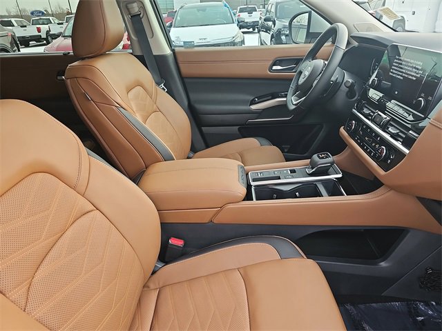 Used 2025 Nissan Pathfinder Platinum image 10