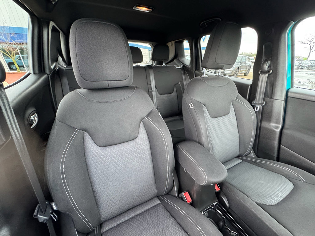 Used 2021 Jeep Renegade Latitude AWD/4WD image 32