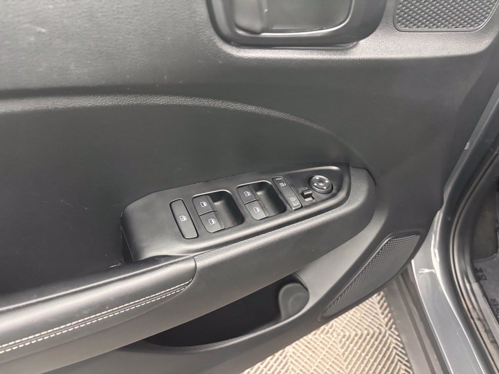Used 2024 Hyundai Venue Limited FWD image 17