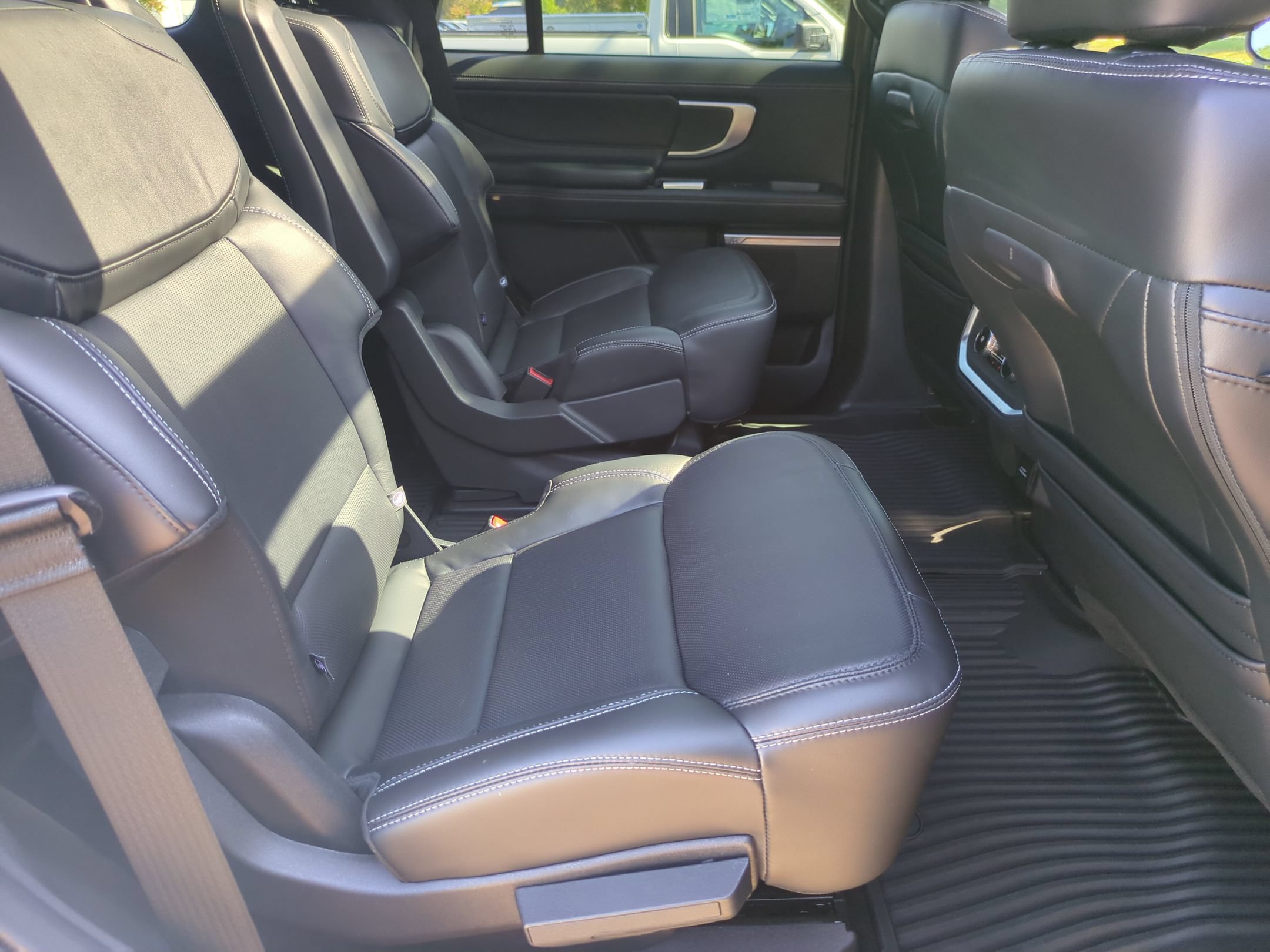 Certified 2025 Ford Expedition Platinum w/ Stealth Appearance Package AWD/4WD image 32