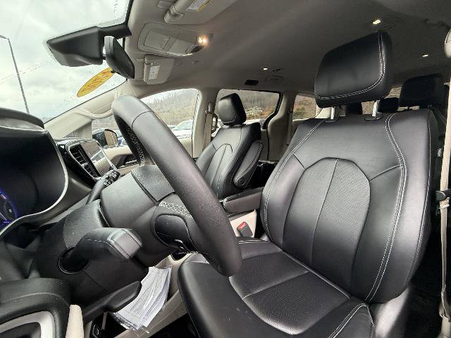 Used 2024 Chrysler Pacifica Touring-L image 5