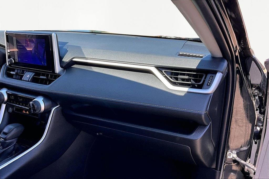 Used 2025 Toyota RAV4 XLE AWD/4WD image 17