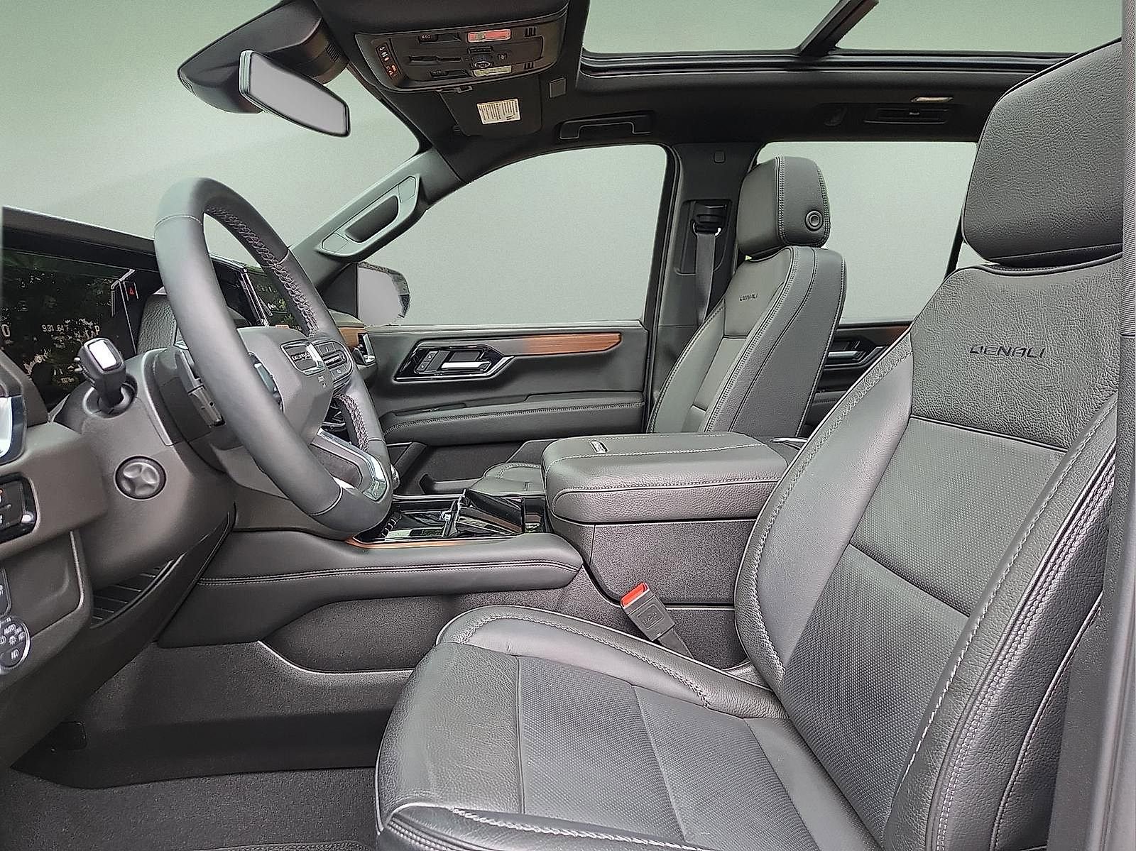 Used 2025 GMC Yukon Denali w/ Sun & Power Step Package AWD/4WD image 15
