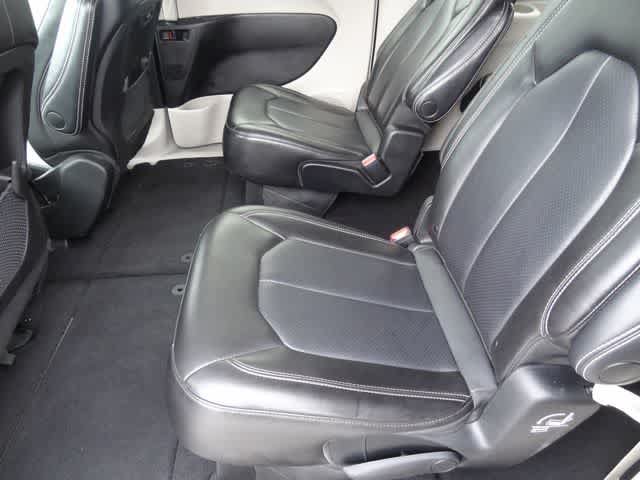Used 2023 Chrysler Pacifica Touring-L FWD image 8