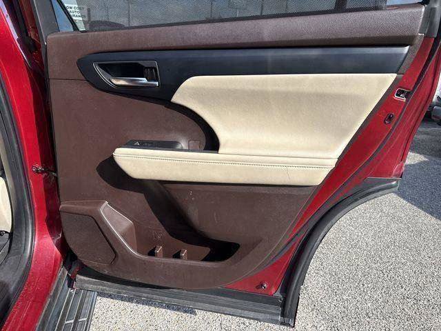Used 2021 Toyota Highlander XLE image 23