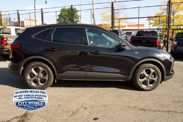 Certified 2025 Ford Escape ST-Line Select AWD/4WD image 3