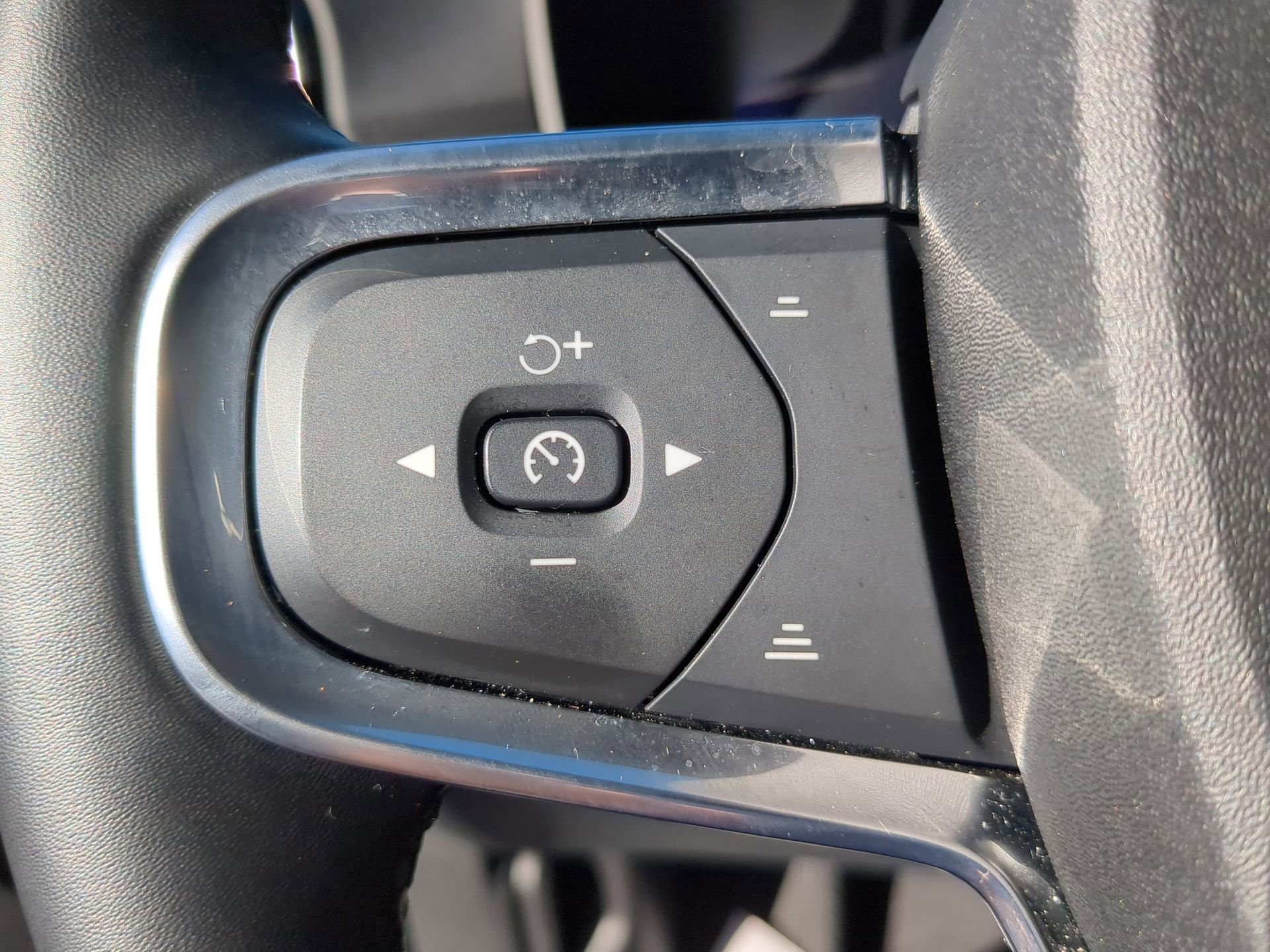 Used 2025 Volvo XC40 B5 Core image 58