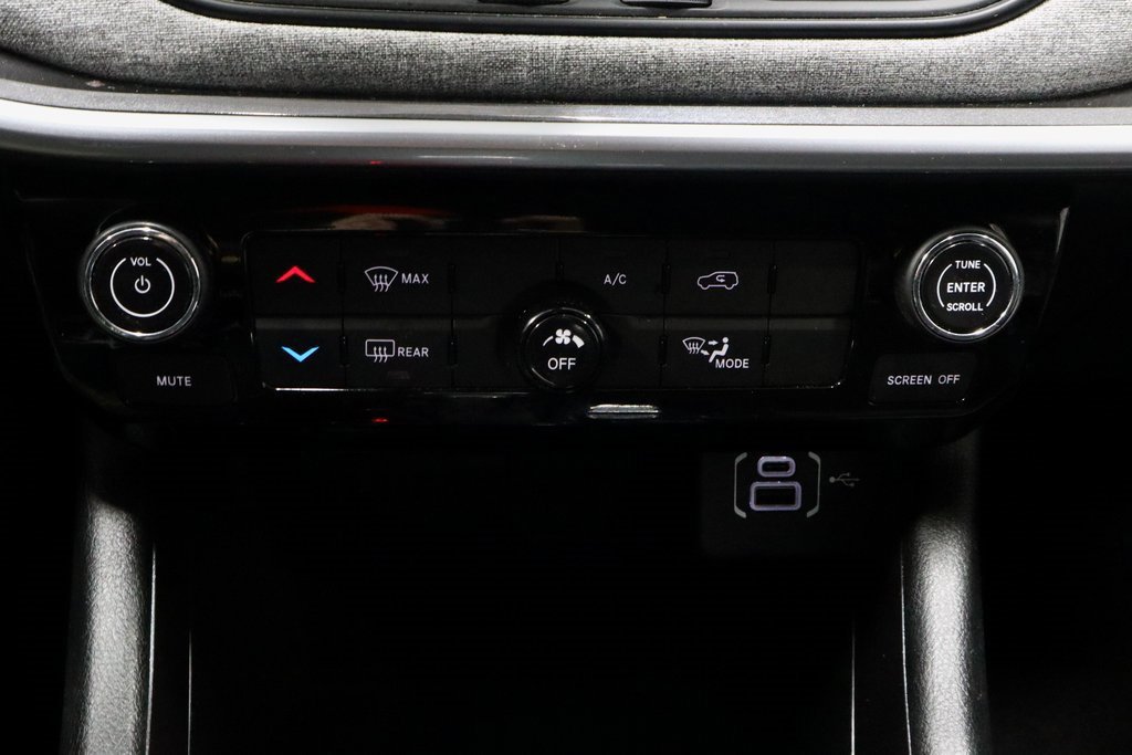 Used 2025 Jeep Compass Latitude image 30