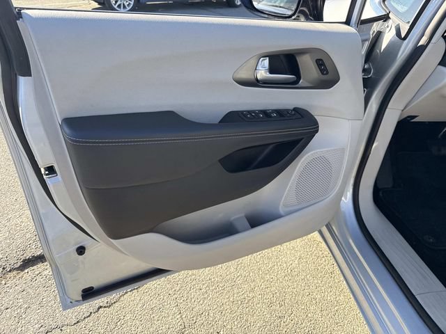 Used 2024 Chrysler Pacifica Touring-L FWD image 18