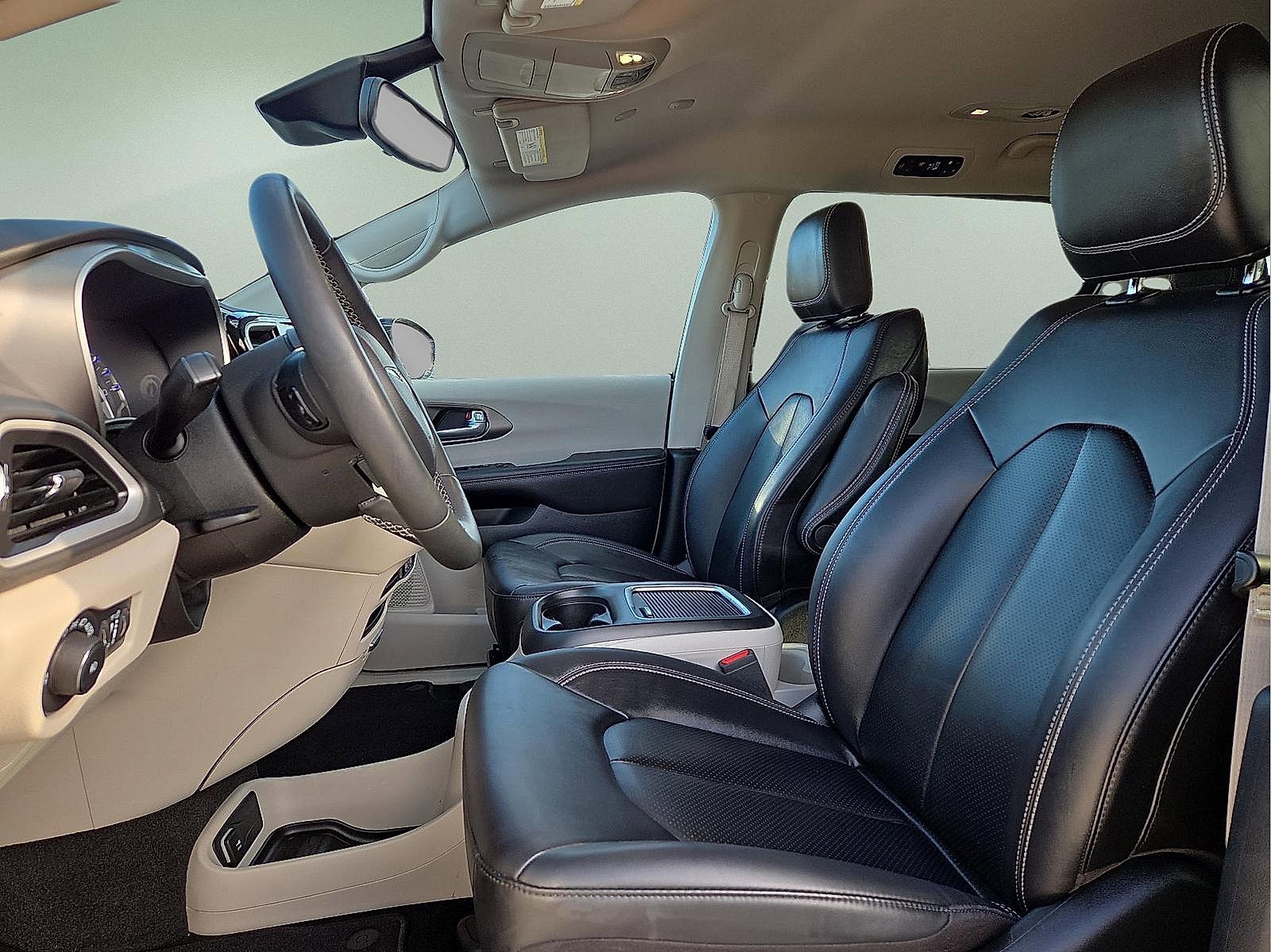 Used 2024 Chrysler Pacifica Touring-L image 15