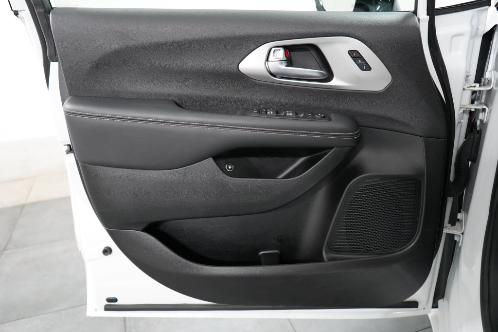 Used 2023 Chrysler Pacifica Limited w/ S Appearance Package FWD image 31