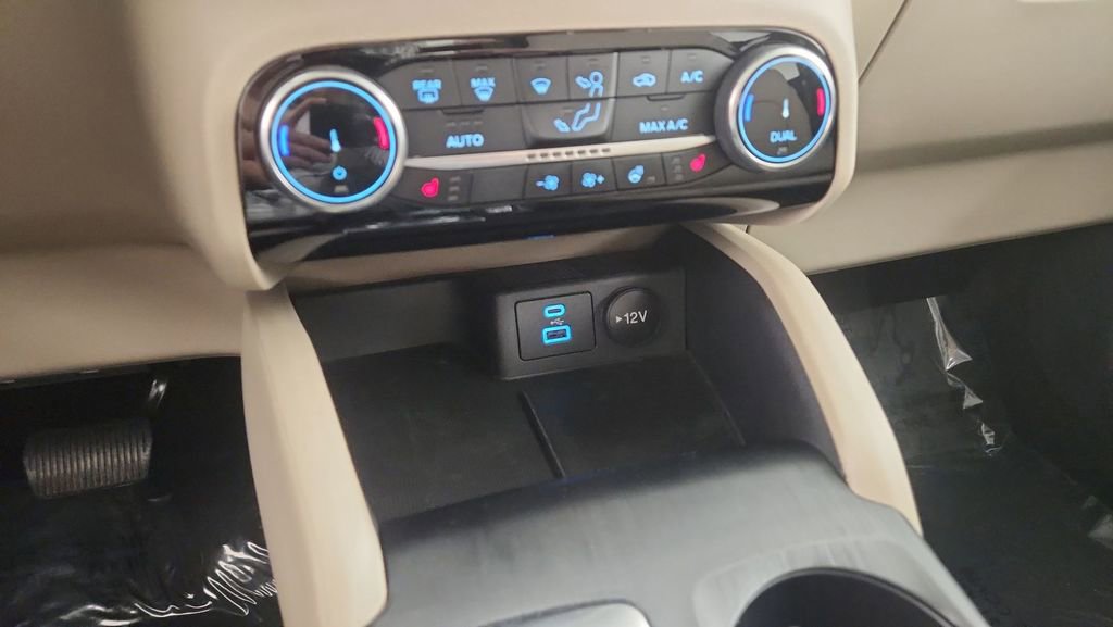 Certified 2022 Ford Escape Titanium w/ Class II Trailer Tow Package image 20