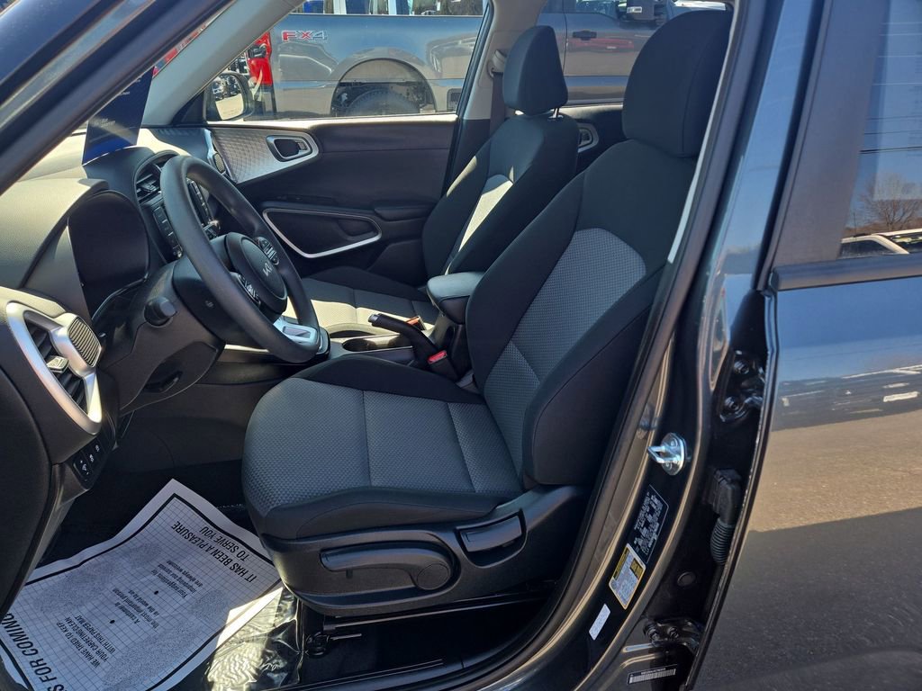 Used 2025 Kia Soul LX w/ LX Technology Package FWD image 6