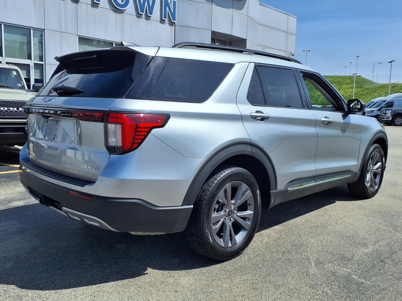 Certified 2025 Ford Explorer Active w/ Active Comfort Package AWD/4WD image 5