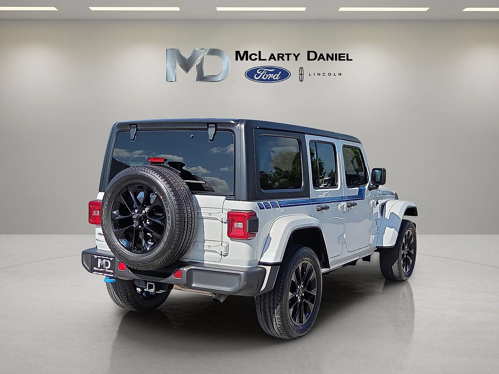 Used 2023 Jeep Wrangler Unlimited Sahara AWD/4WD image 5