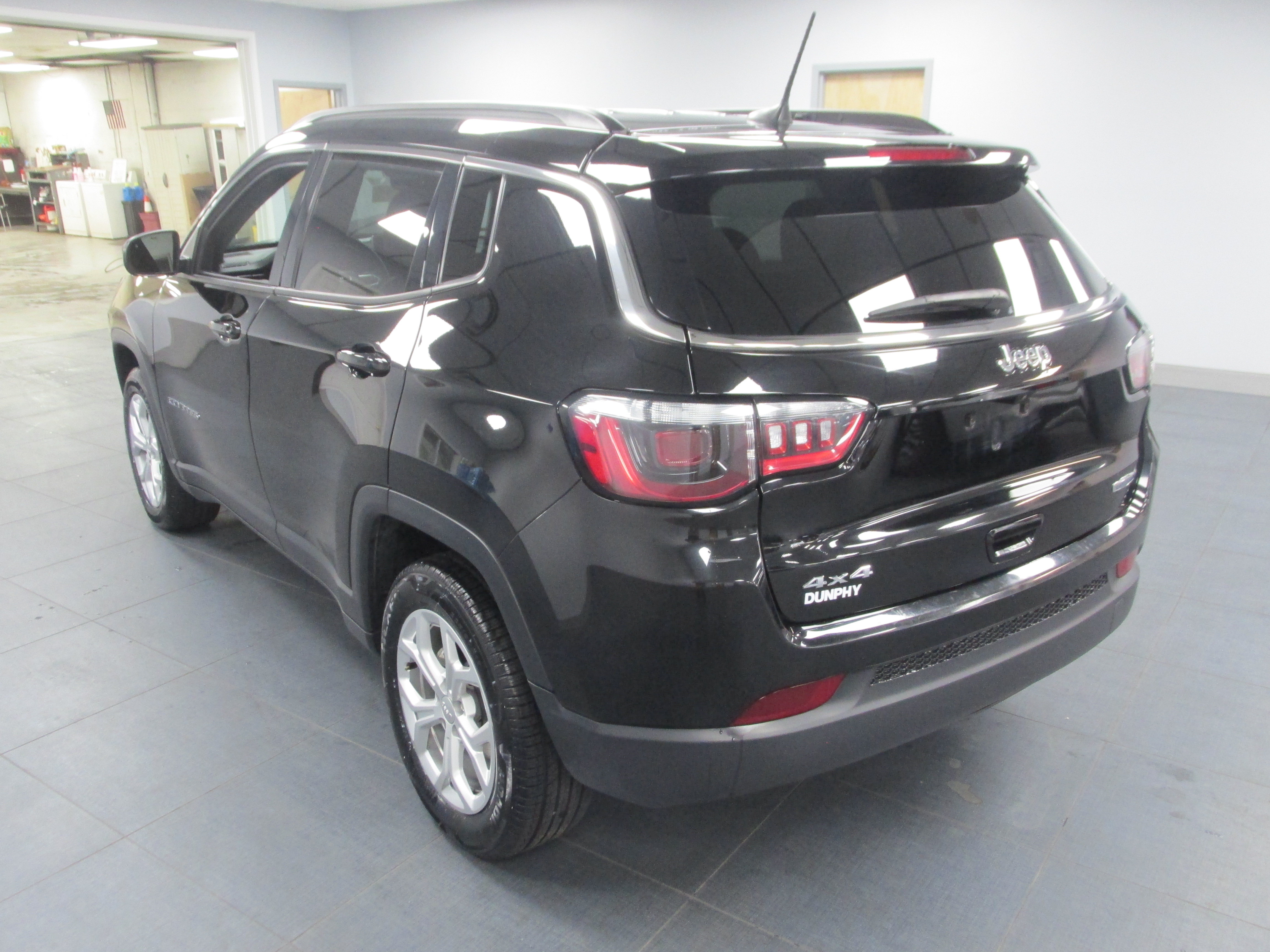 Used 2024 Jeep Compass Latitude AWD/4WD image 7
