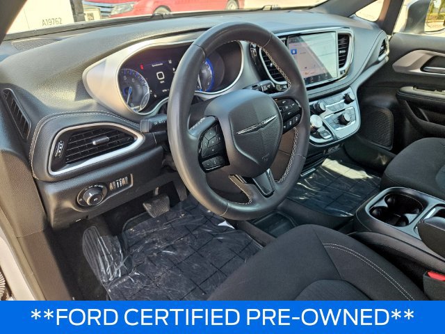 Used 2023 Chrysler Pacifica Touring FWD image 17