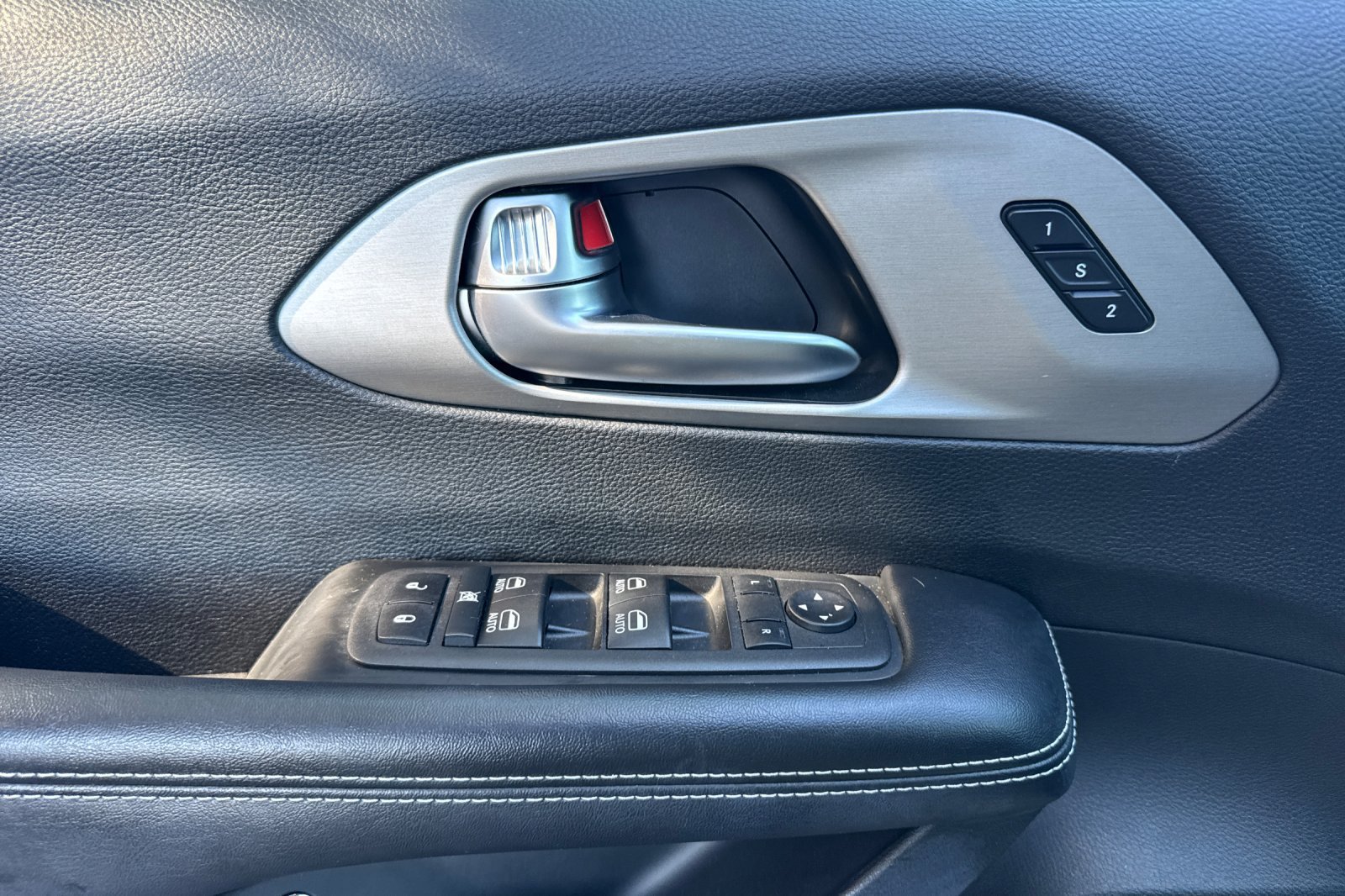 Used 2022 Chrysler Pacifica Limited w/ Uconnect Theater Family Group FWD image 10