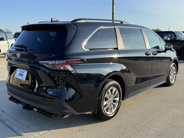 Used 2025 Toyota Sienna LE AWD/4WD image 8