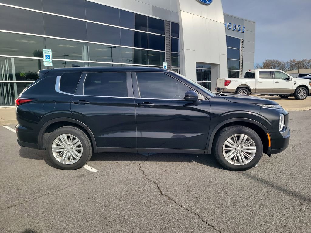 Used 2024 Mitsubishi Outlander ES image 2