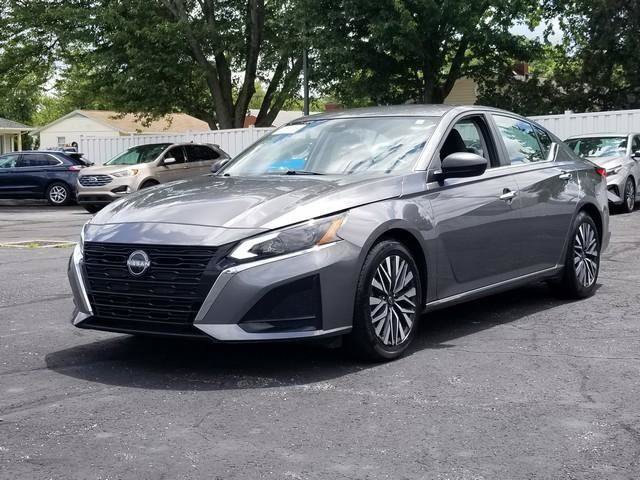 Used 2024 Nissan Altima 2.5 SV FWD image 2