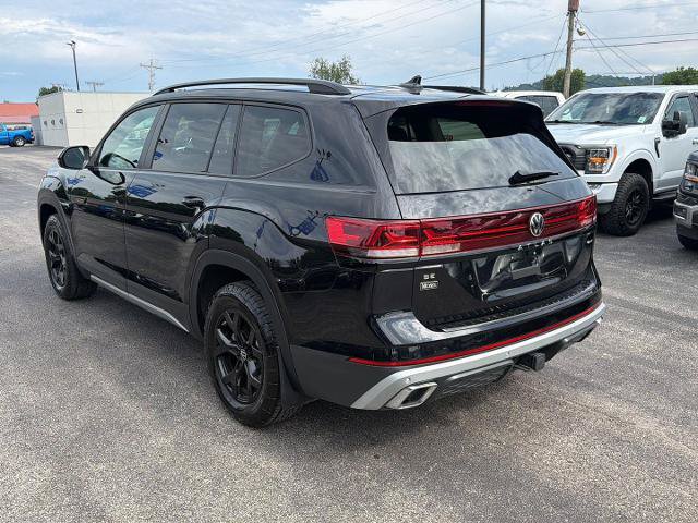Used 2024 Volkswagen Atlas Peak Edition SE AWD/4WD image 3