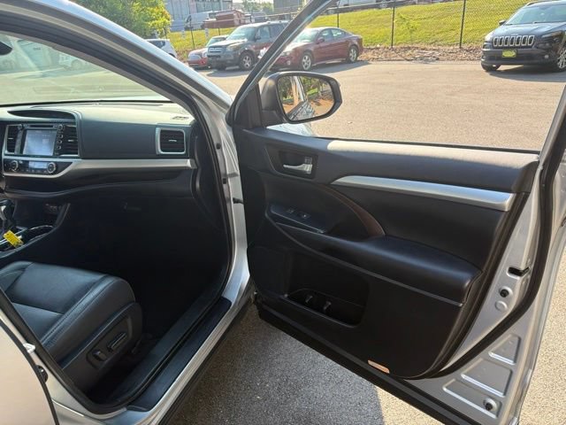 Used 2019 Toyota Highlander XLE AWD/4WD image 23
