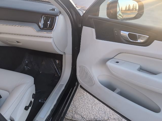 Used 2023 Volvo XC60 B5 Plus image 52
