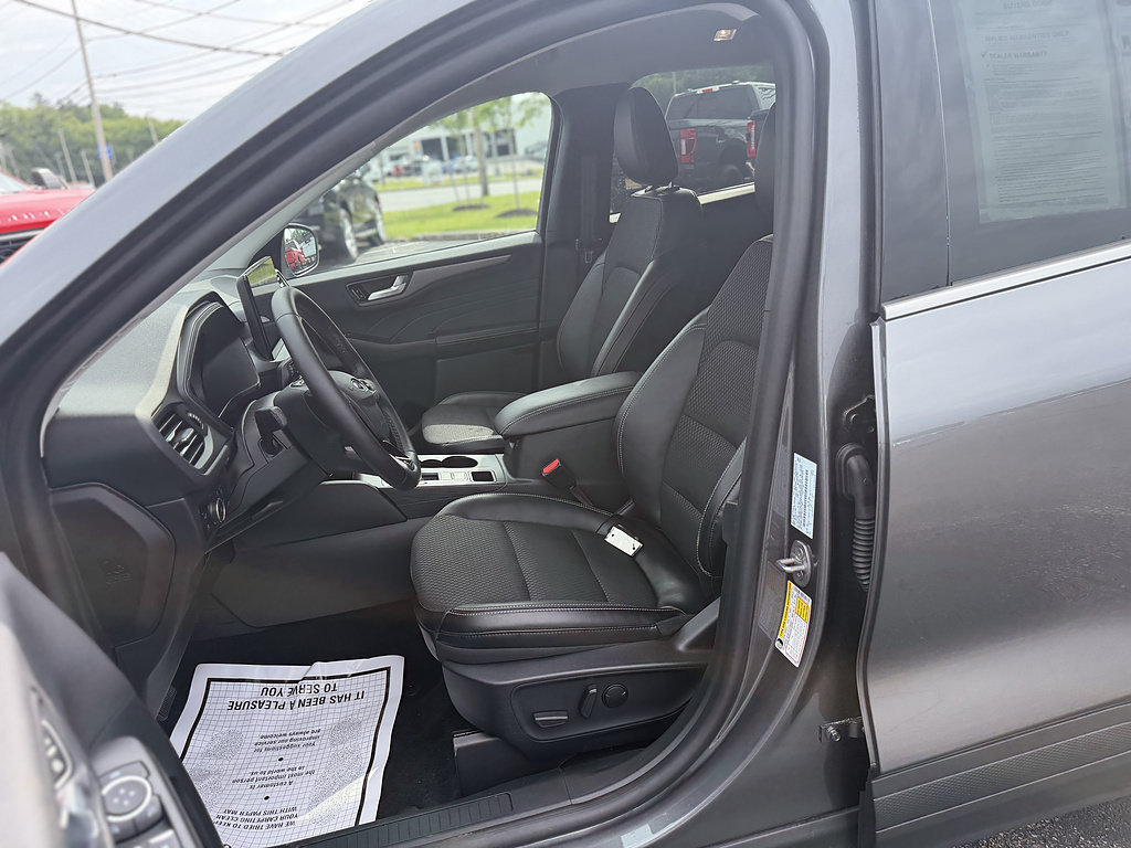 Certified 2025 Ford Escape SE w/ Class II Trailer Tow Package FWD image 12