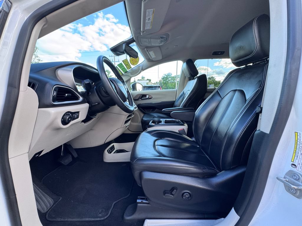 Used 2023 Chrysler Pacifica Touring-L FWD image 10