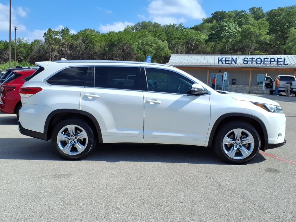 Used 2019 Toyota Highlander Limited FWD image 2