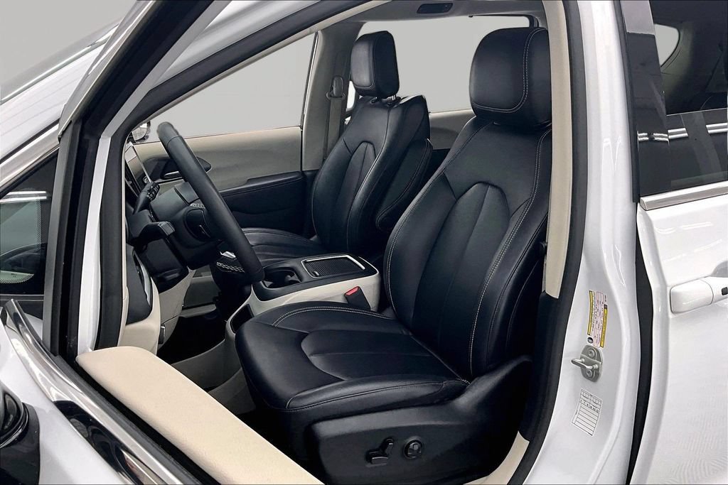 Used 2024 Chrysler Pacifica Touring-L FWD image 25