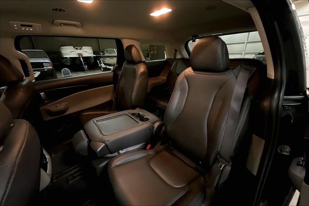 Used 2025 Kia Carnival FWD image 24