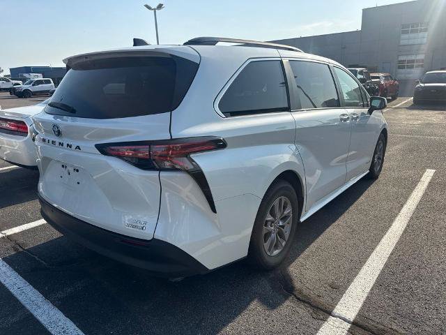 Used 2021 Toyota Sienna XLE w/ XLE Plus Package FWD image 2
