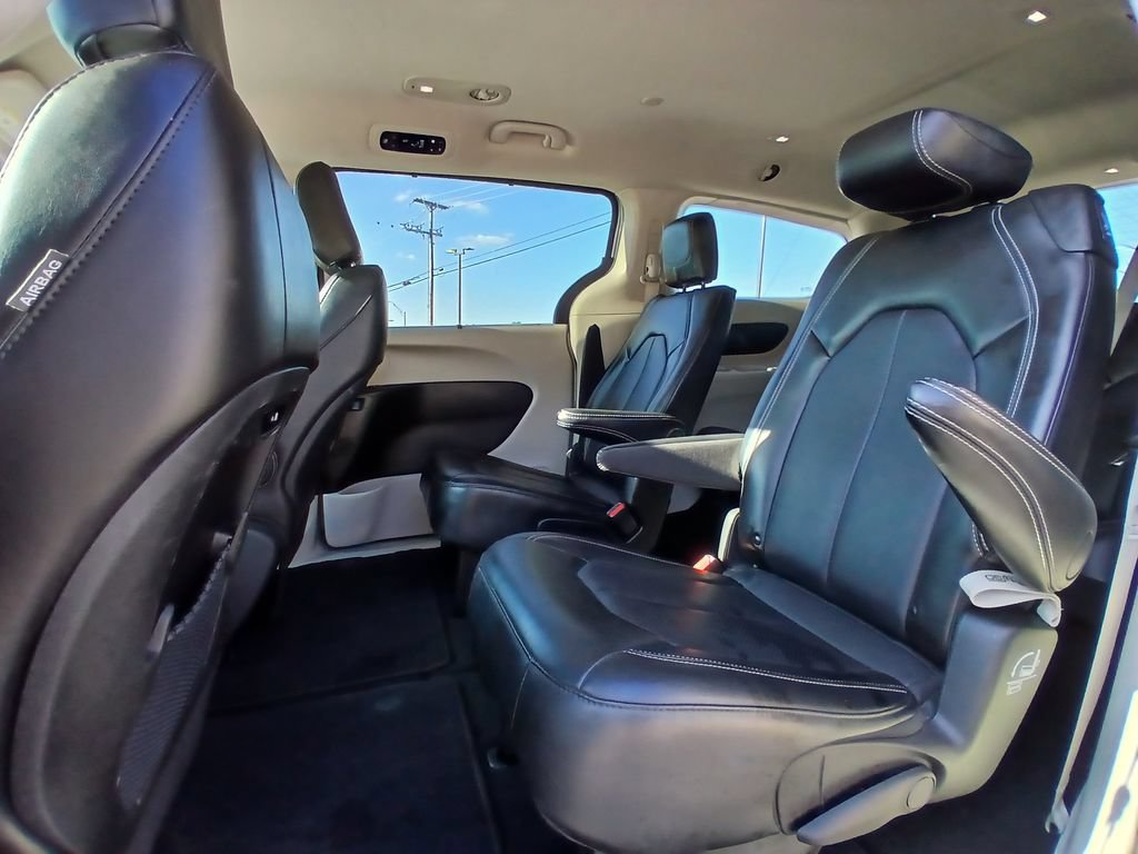 Used 2024 Chrysler Pacifica Touring-L FWD image 22