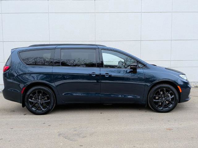 Used 2025 Chrysler Pacifica Limited w/ Uconnect Theater Family Group image 2