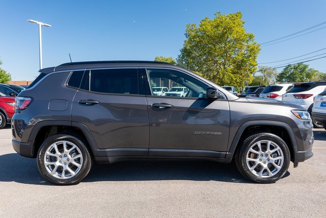 Used 2023 Jeep Compass Latitude AWD/4WD image 5