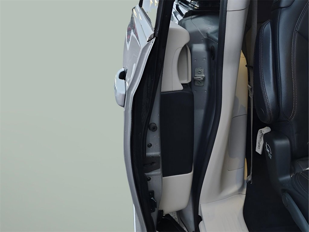 Used 2017 Chrysler Pacifica Touring-L image 27