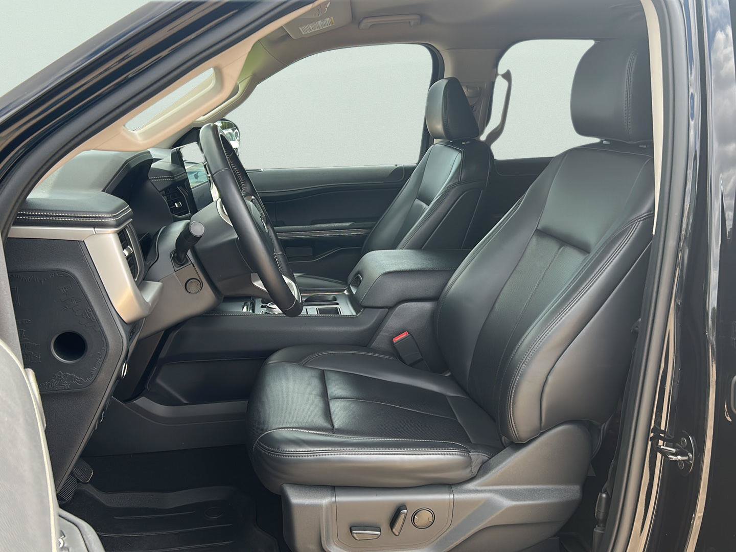 Certified 2024 Ford Expedition XLT RWD image 7
