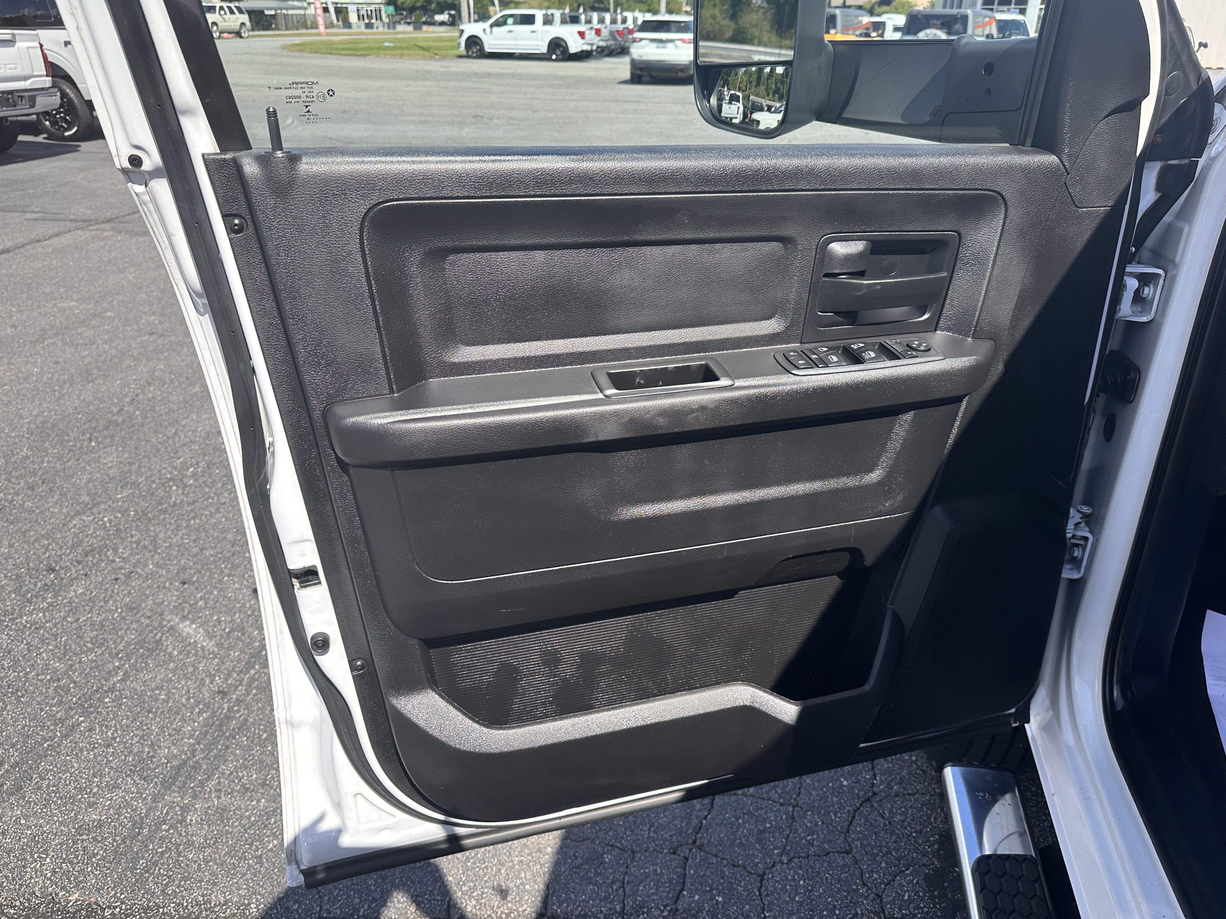 Used 2018 RAM 3500 Tradesman w/ Chrome Appearance Group RWD image 10