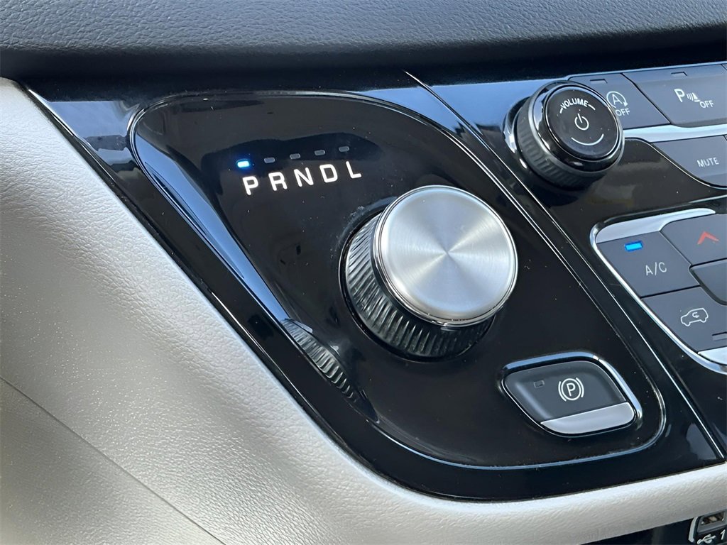 Used 2023 Chrysler Pacifica Touring-L image 30