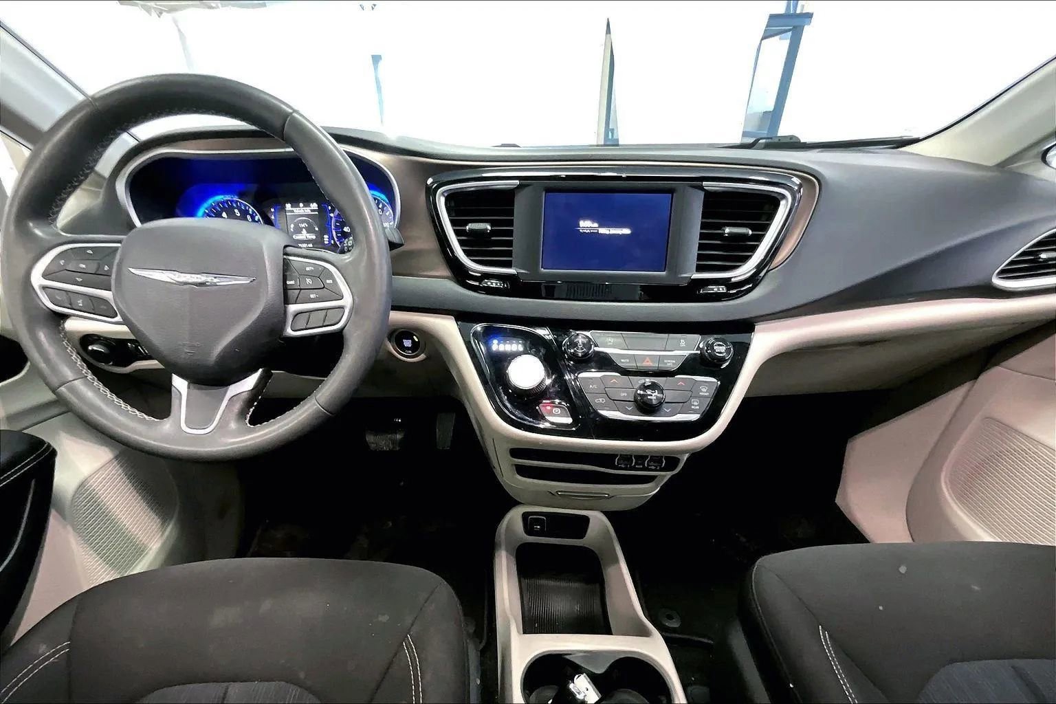 Used 2022 Chrysler Voyager LX image 14