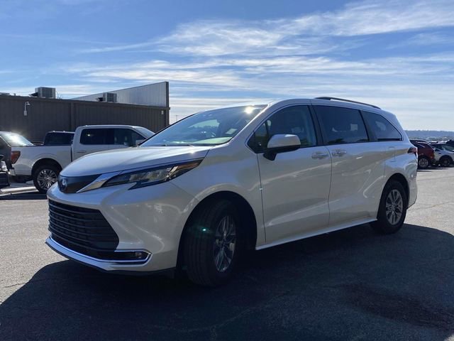 Used 2022 Toyota Sienna XLE image 8