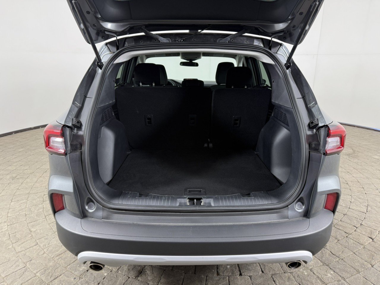 Certified 2025 Ford Escape Active w/ Cold Weather Package FWD image 7