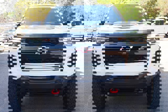 Used 2026 Chevrolet Colorado ZR2 w/ Technology Package AWD/4WD image 8