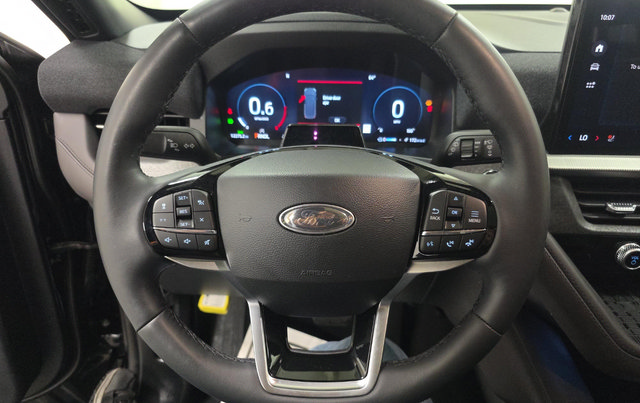 Certified 2025 Ford Explorer Platinum w/ Ultimate Package AWD/4WD image 7