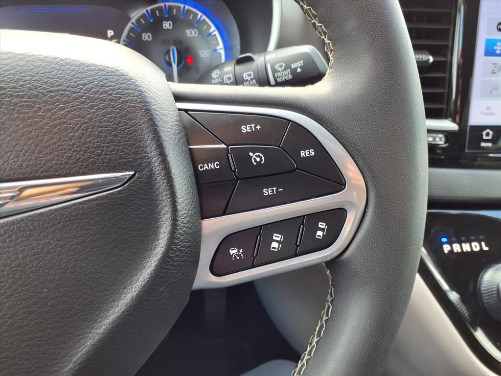 Used 2024 Chrysler Pacifica Touring-L image 17