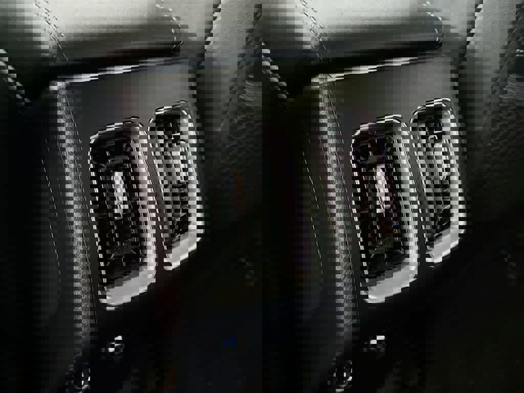 Used 2023 Kia Sorento LX image 16