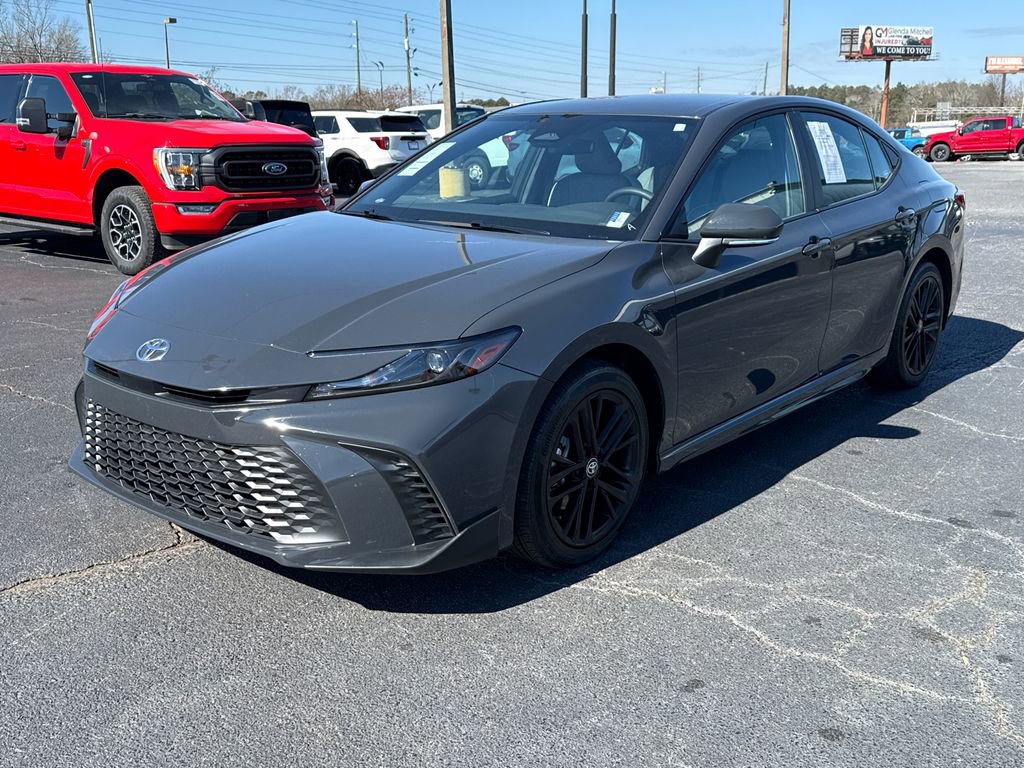 Used 2025 Toyota Camry SE image 3